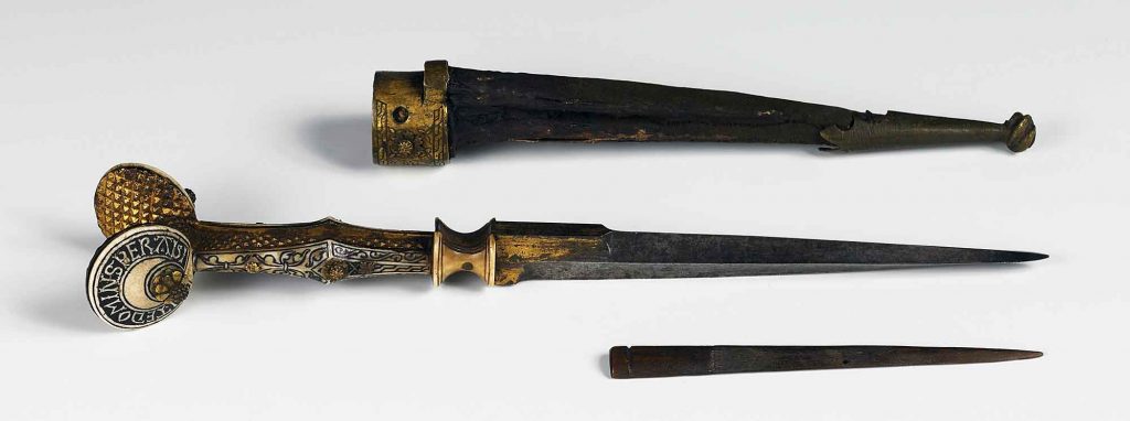 Daggers with sheath (eared sfondagiaco dagger)