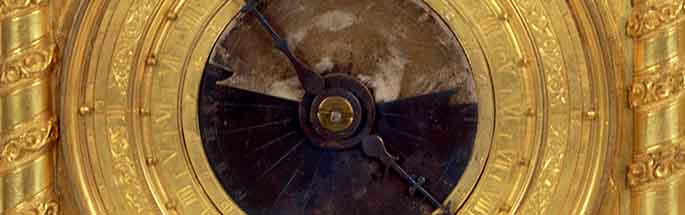 Orologio con astrolabio